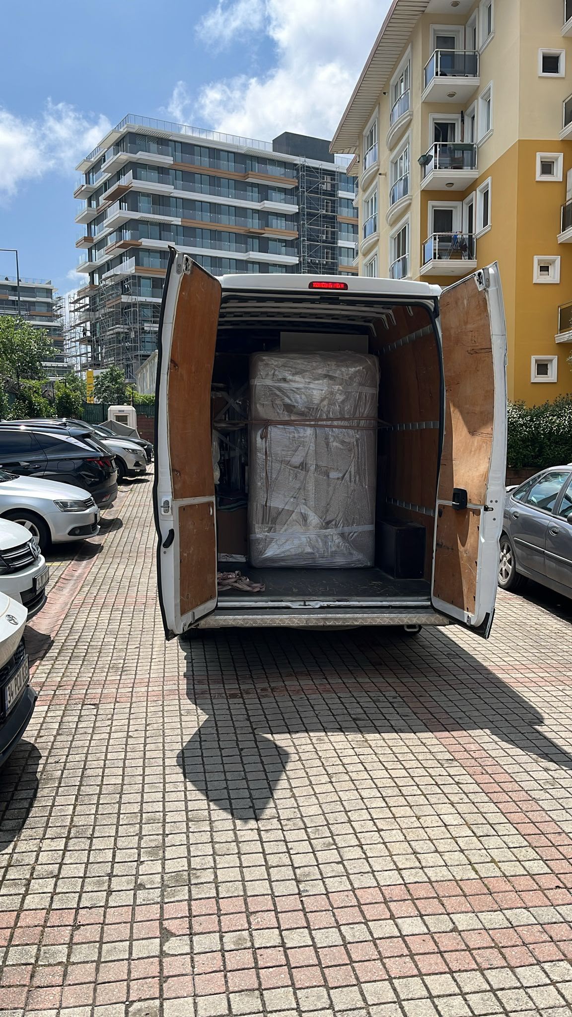 Özenle paketlenip araca yüklenen ev eşyaları