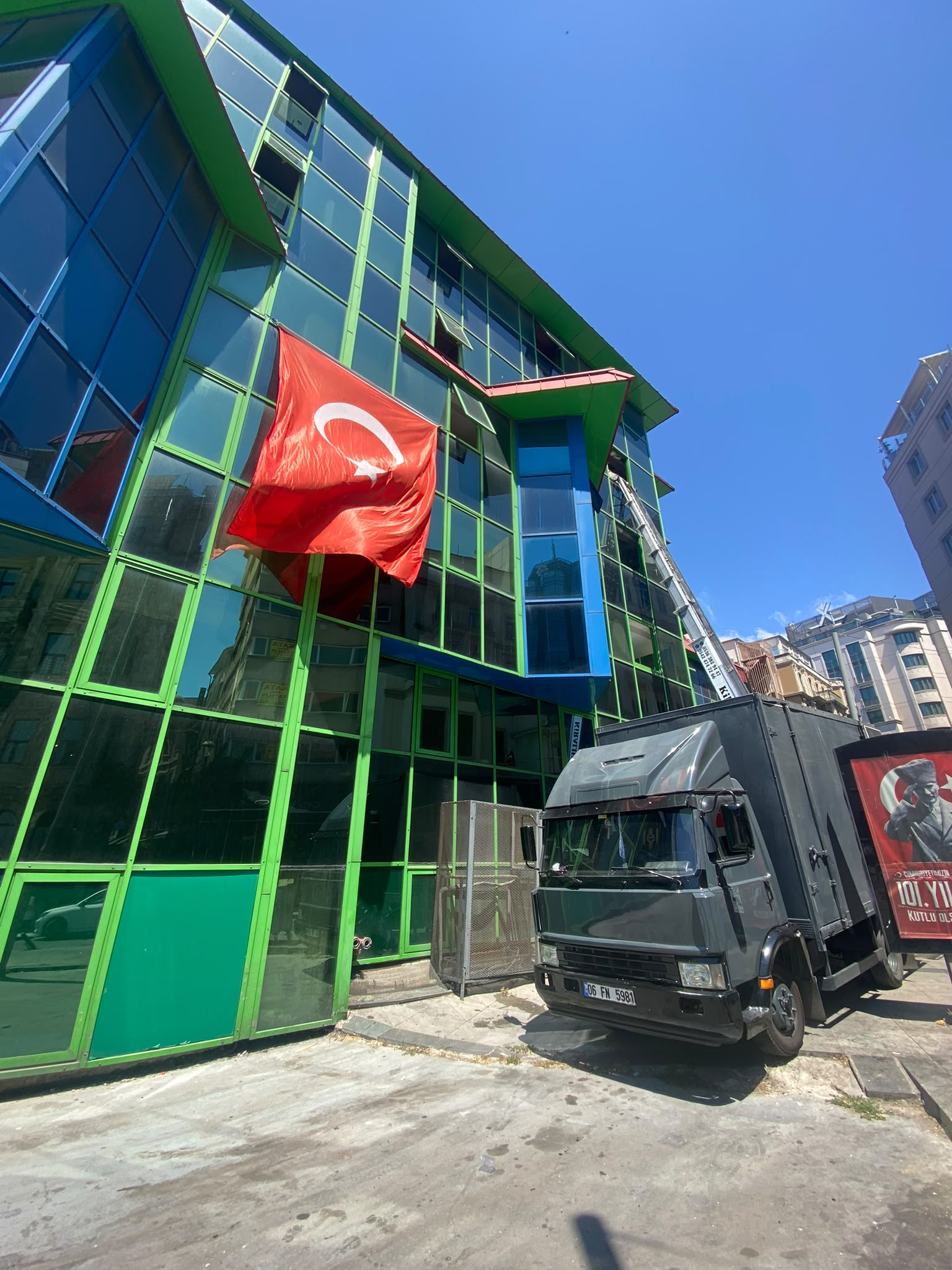 Yüksek katlı binada asansörlü nakliyat